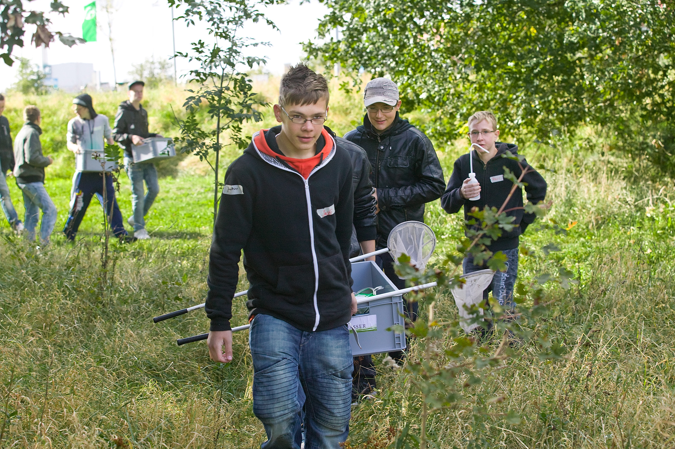 Jungs tragen Ausrüstung durch den Wald 